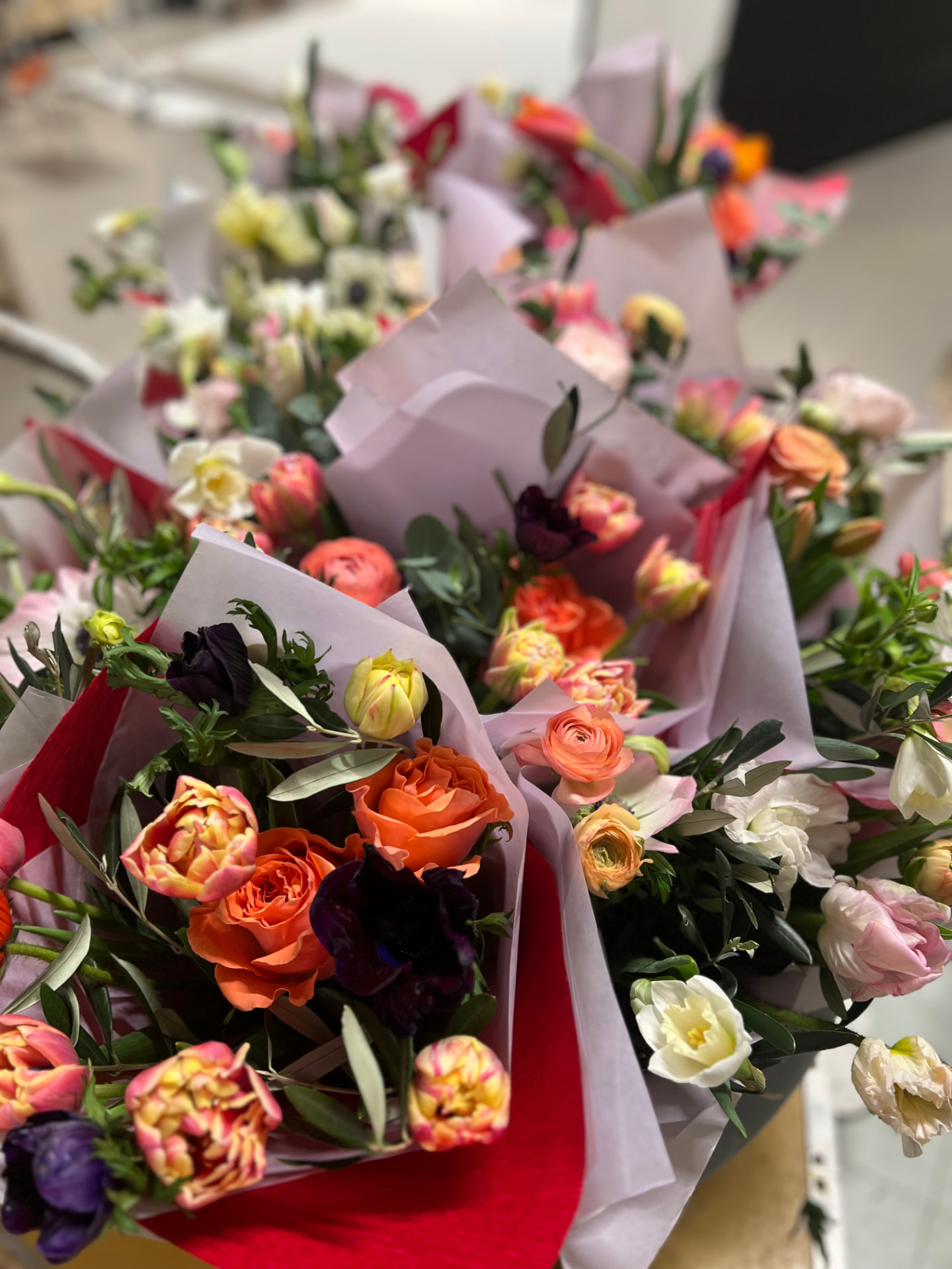 Blommor och växter i entrén till ICA Nära Källan